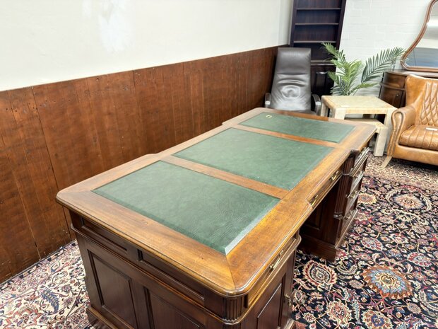 Klassiek-Antiek-Oud-Engels-Chesterfield-Bureau-Desk-Partnerdesk-met-Groen-Leder-Ingelegd