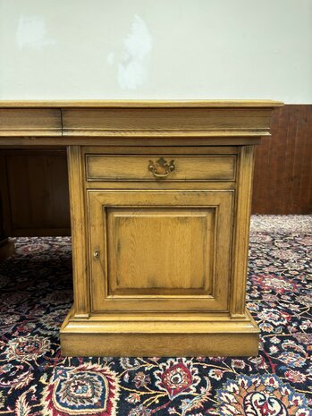 Klassiek-Antiek-Oud-Engels-Chesterfield-Bureau-Desk-met-Vergadertafel-en-Stoelen-merk-RAC