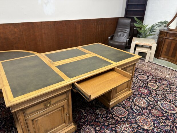 Klassiek-Antiek-Oud-Engels-Chesterfield-Bureau-Desk-met-Vergadertafel-en-Stoelen-merk-RAC