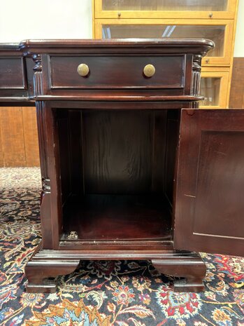 Klassiek-Engels-Antiek-Oud-Chesterfield-Bureau-Desk-Partnerdesk-met-Rood-Leder