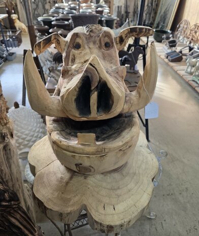 Houtsnijwerk-houtsculptuur-tuinbeeld-kunstwerk-van-een-penceel-zwijn-Pumba-Disney