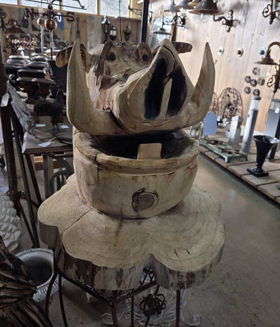 Houtsnijwerk-houtsculptuur-tuinbeeld-kunstwerk-van-een-penceel-zwijn-Pumba-Disney-1