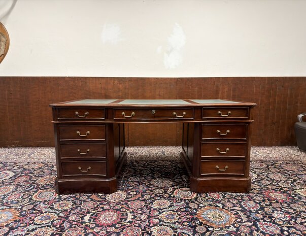 Klassiek-Engels-Antiek-Oud-Chesterfield-Bureau-Desk-Partnerdesk-met-Groen-Leder