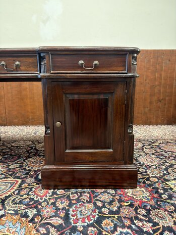 Klassiek-Antiek-Oud-Engels-Chesterfield-Mahonie-Bureau-Desk-Partnerdesk-Met-Groen-Leder