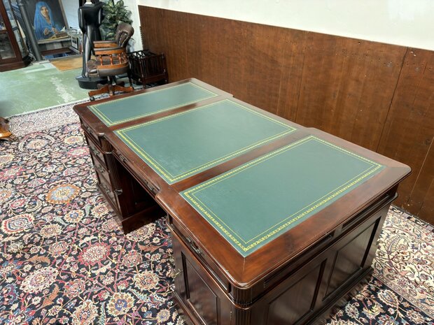Klassiek-Engels-Antiek-Oud-Chesterfield-Mahoniehout-Bureau-Desk-Partnerdesk-Groen-Leder