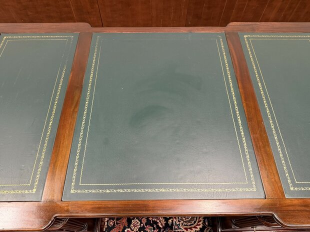 Klassiek-Engels-Antiek-Oud-Chesterfield-Mahonie-Bureau-Desk-Parnerdesk-met-Groen-Leder-Ingelegd