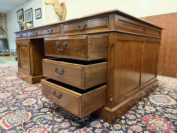Klassiek-Engels-Antiek-Oud-Chesterfield-Eikenhout-Eichholtz-Bureau-Desk-Parnerdesk