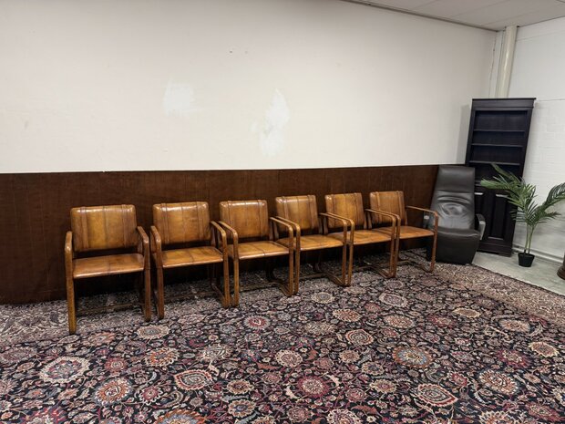 Ralph-Lauren-stijl-lederen-stoel-met-gesp-Jacques-Adnet-stijl