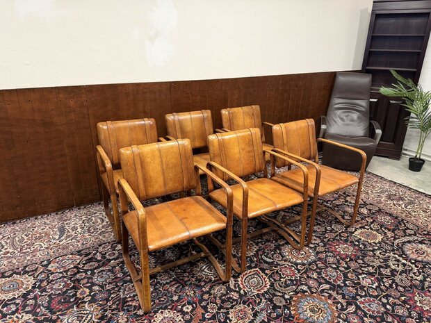 Ralph-Lauren-stijl-lederen-stoel-met-gesp-Jacques-Adnet-stijl