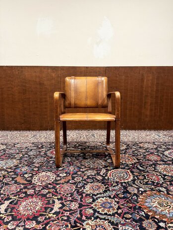 Ralph-Lauren-stijl-lederen-stoel-met-gesp-Jacques-Adnet-stijl