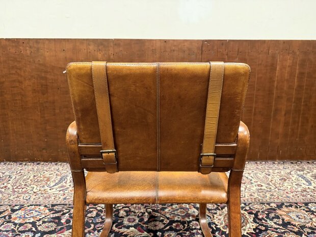 Ralph-Lauren-stijl-lederen-stoel-met-gesp-Jacques-Adnet-stijl