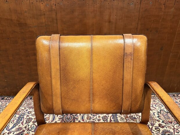 Ralph-Lauren-stijl-lederen-stoel-met-gesp-Jacques-Adnet-stijl