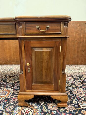 Nieuw-Klassiek-Engels-Antiek-Oud-Chesterfiel-Bureau-Desk-Partnerdesk-met-Rode-Lederen-Inleg