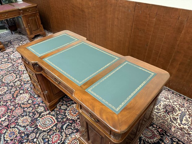 Nieuw-Klassiek-Engels-Antiek-Oud-Chesterfiel-Bureau-Desk-Partnerdesk-met-Rode-Lederen-Inleg