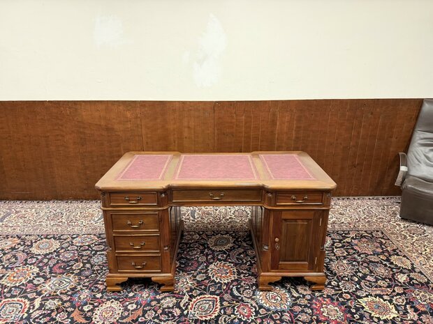 Nieuw-Klassiek-Engels-Antiek-Oud-Chesterfiel-Bureau-Desk-Partnerdesk-met-Rode-Lederen-Inleg