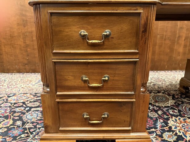 Nieuw-Klassiek-Engels-Antiek-Oud-Chesterfiel-Bureau-Desk-Partnerdesk-met-Rode-Lederen-Inleg