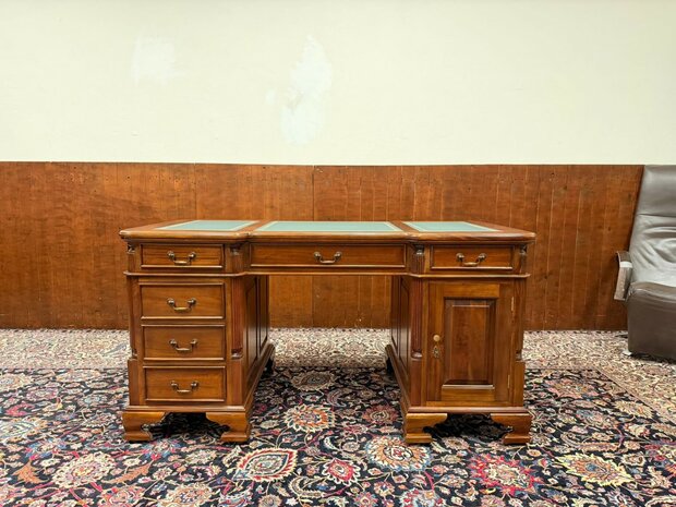 Nieuw-Klassiek-Engels-Antiek-Oud-Chesterfiel-Bureau-Desk-Partnerdesk-met-Rode-Lederen-Inleg