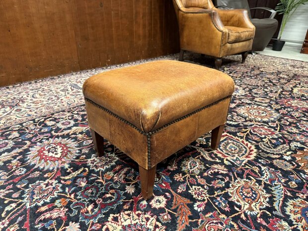 Klassiek-Oud-Antiek-Engels-Chesterfield-Schaap-Leder-Schaapleder-Fauteuil-met-Hocker-Poef