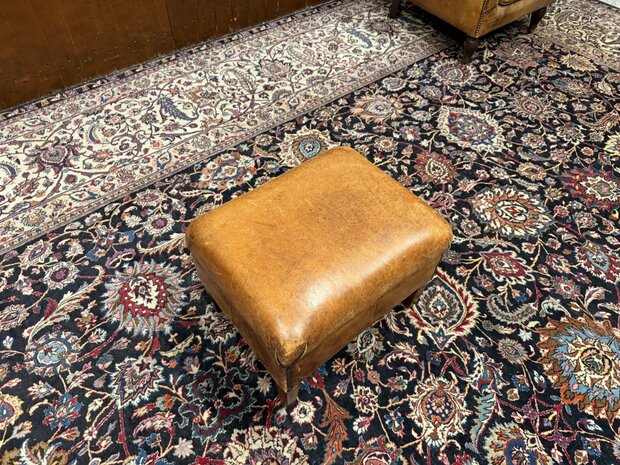 Klassiek-Oud-Antiek-Engels-Chesterfield-Schaap-Leder-Schaapleder-Fauteuil-met-Hocker-Poef