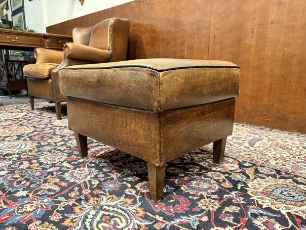 Klassiek-Oud-Antiek-Engels-Chesterfield-Schaap-Leder-Schaapleder-Fauteuil-met-Hocker-Poef