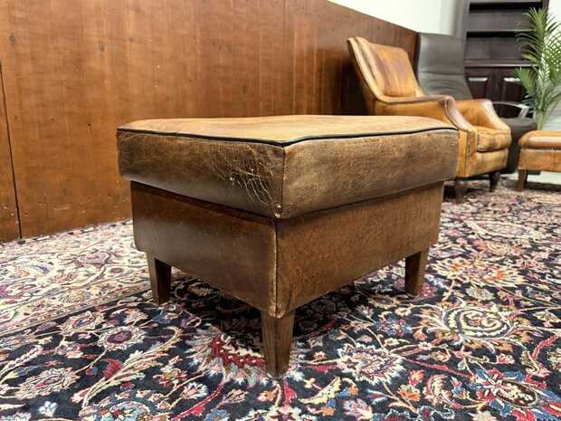 Klassiek-Oud-Antiek-Engels-Chesterfield-Schaap-Leder-Schaapleder-Fauteuil-met-Hocker-Poef