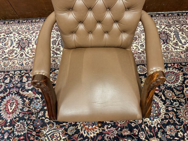 Klassiek-Oud-Antiek-Engels-Chesterfield-Bruin-Lederen-President-Chair-Bureaustoel