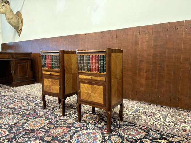 Klassiek-Engels-Antiek-Oud-Chesterfield-Vintage-Set-Nachtkast-Nachtkastjes-met-Inlegwerk-marqueterie