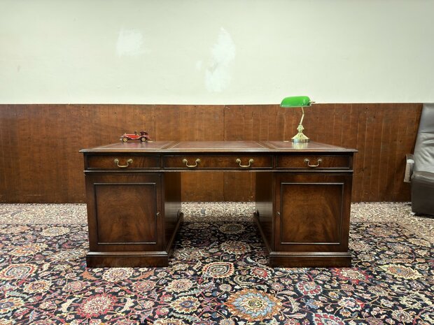 Klassiek-Oud-Antiek-Engels-Antiek-Vintage-Chesterfield-Bureau-Desk-Partnerdesk-Paars-Bordeaux-Leder