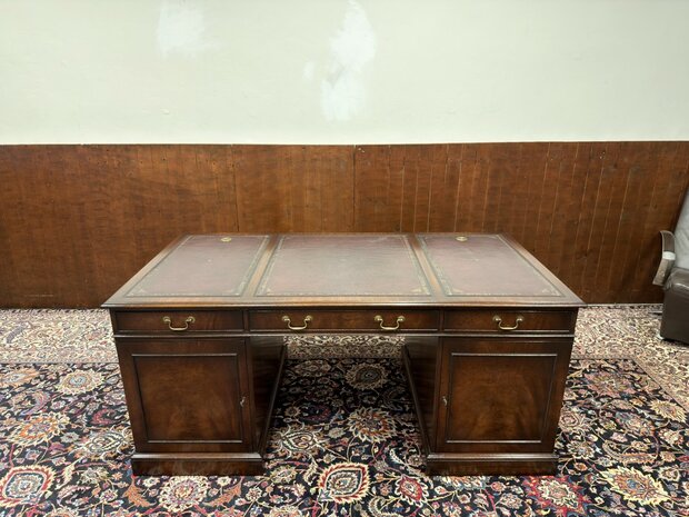 Klassiek-Oud-Antiek-Engels-Antiek-Vintage-Chesterfield-Bureau-Desk-Partnerdesk-Paars-Bordeaux-Leder