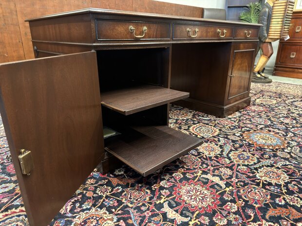 Klassiek-Oud-Antiek-Engels-Antiek-Vintage-Chesterfield-Bureau-Desk-Partnerdesk-Paars-Bordeaux-Leder
