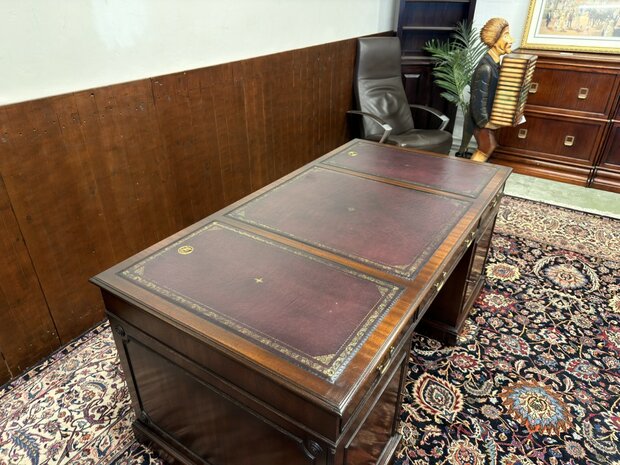 Klassiek-Oud-Antiek-Engels-Antiek-Vintage-Chesterfield-Bureau-Desk-Partnerdesk-Paars-Bordeaux-Leder