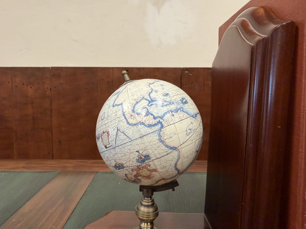 Klassieke-boekensteunen-boekensteun-met-globe-wereldbol