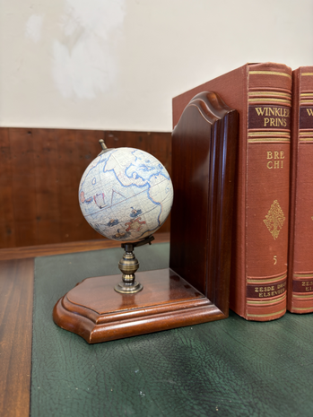 Klassieke-boekensteunen-boekensteun-met-globe-wereldbol