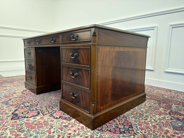 Klassiek-Antiek-Engels-Vintage-Chesterfield-Heldense-Exclusive-Bureau-Desk-met-Bruin-Leder-Ingelegd