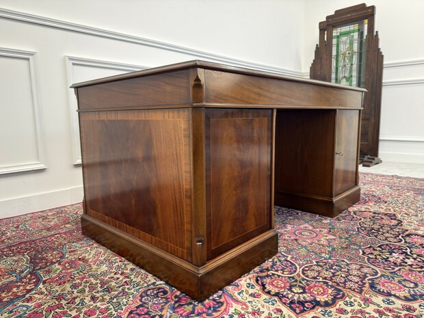 Klassiek-Antiek-Engels-Vintage-Chesterfield-Heldense-Exclusive-Bureau-Desk-met-Bruin-Leder-Ingelegd