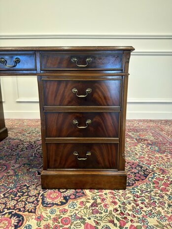 Klassiek-Antiek-Engels-Vintage-Chesterfield-Heldense-Exclusive-Bureau-Desk-met-Bruin-Leder-Ingelegd