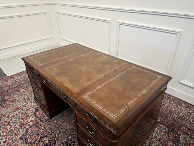 Klassiek-Antiek-Engels-Vintage-Chesterfield-Heldense-Exclusive-Bureau-Desk-met-Bruin-Leder-Ingelegd
