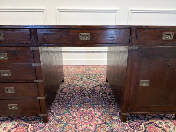 Klassiek-Antiek-Engels-Vintage-Chesterfield-Bureau-Desk-met-Bruin-Leder-Ingelegd