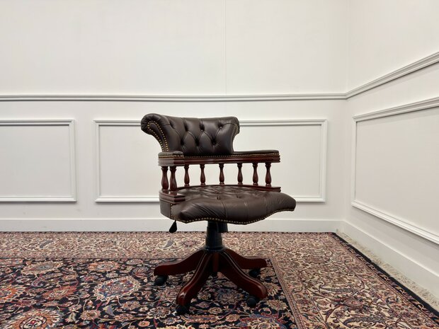 Klassiek-Engels-Vintage-Antiek-Oud-Chesterfield-Bureaustoel-Captain-Chair-Bruin-Leder