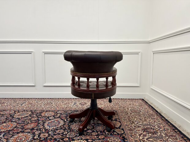 Klassiek-Engels-Vintage-Antiek-Oud-Chesterfield-Bureaustoel-Captain-Chair-Bruin-Leder