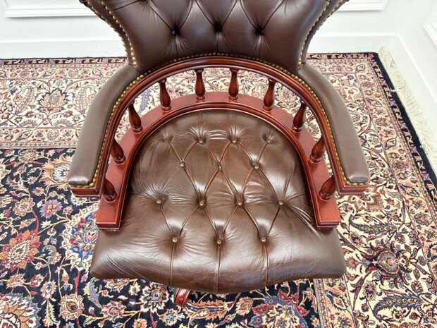 Klassiek-Engels-Vintage-Antiek-Oud-Chesterfield-Bureaustoel-Captain-Chair-Bruin-Leder