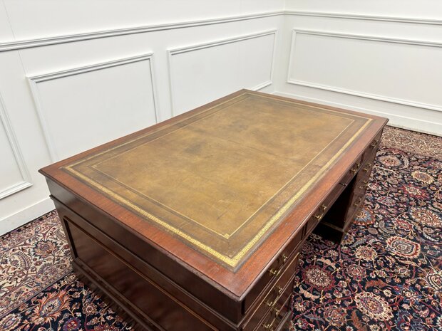 Klassiek-Engels-Antiek-Oud-Vintage-Chesterfield-Bureau-Desk-Partnerdesk-Olijf-Groen-Leder