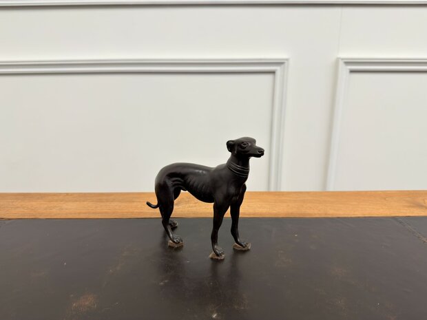 Klassieke-bronze-beeld-standbeeld-hazewind-hond-greyhound
