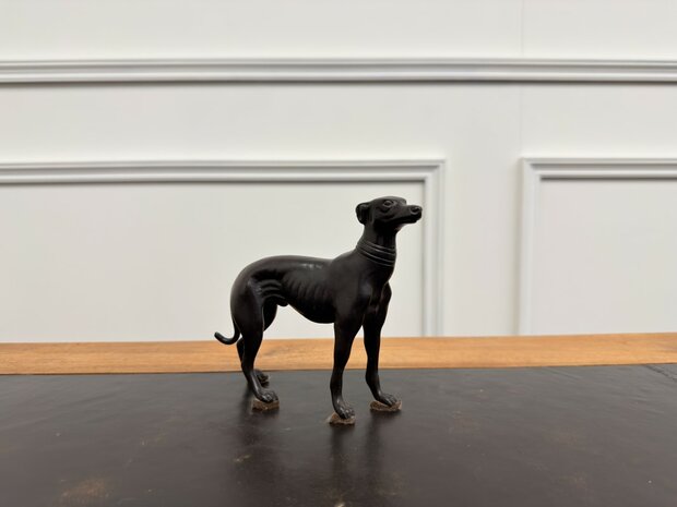 Klassieke-bronze-beeld-standbeeld-hazewind-hond-greyhound-1