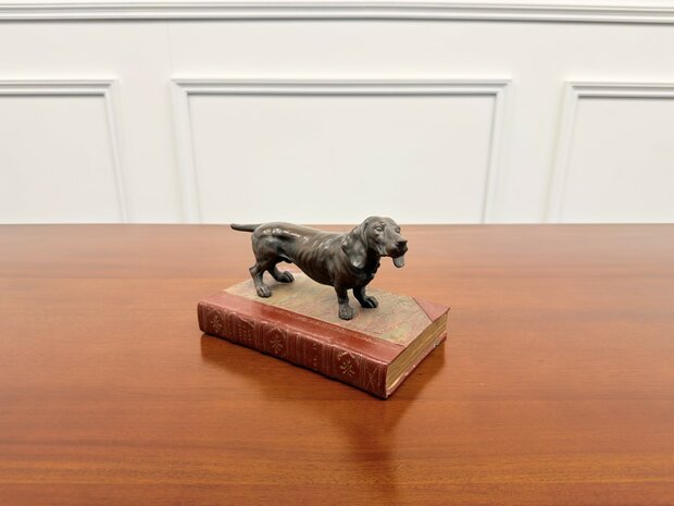 Klassiek-antiek-beeld-van-een-Engelse-jachthond-hond-bronskleurig-1