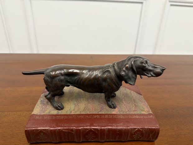 Klassiek-antiek-beeld-van-een-Engelse-jachthond-hond-bronskleurig-3