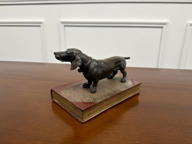 Klassiek-antiek-beeld-van-een-Engelse-jachthond-hond-bronskleurig-5