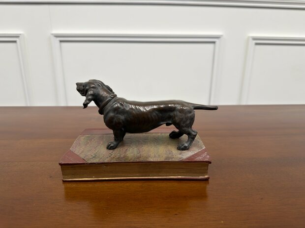 Klassiek-antiek-beeld-van-een-Engelse-jachthond-hond-bronskleurig-6