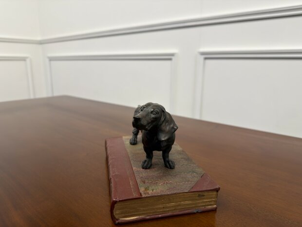 Klassiek-antiek-beeld-van-een-Engelse-jachthond-hond-bronskleurig-7