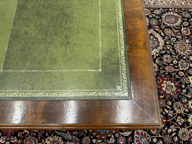 Groot-Klassiek-Engels-Antiek-Oud-Vintage-Chesterfield-Bureau-Desk-Partnerdesk-Groen-Leder-Ingelegd